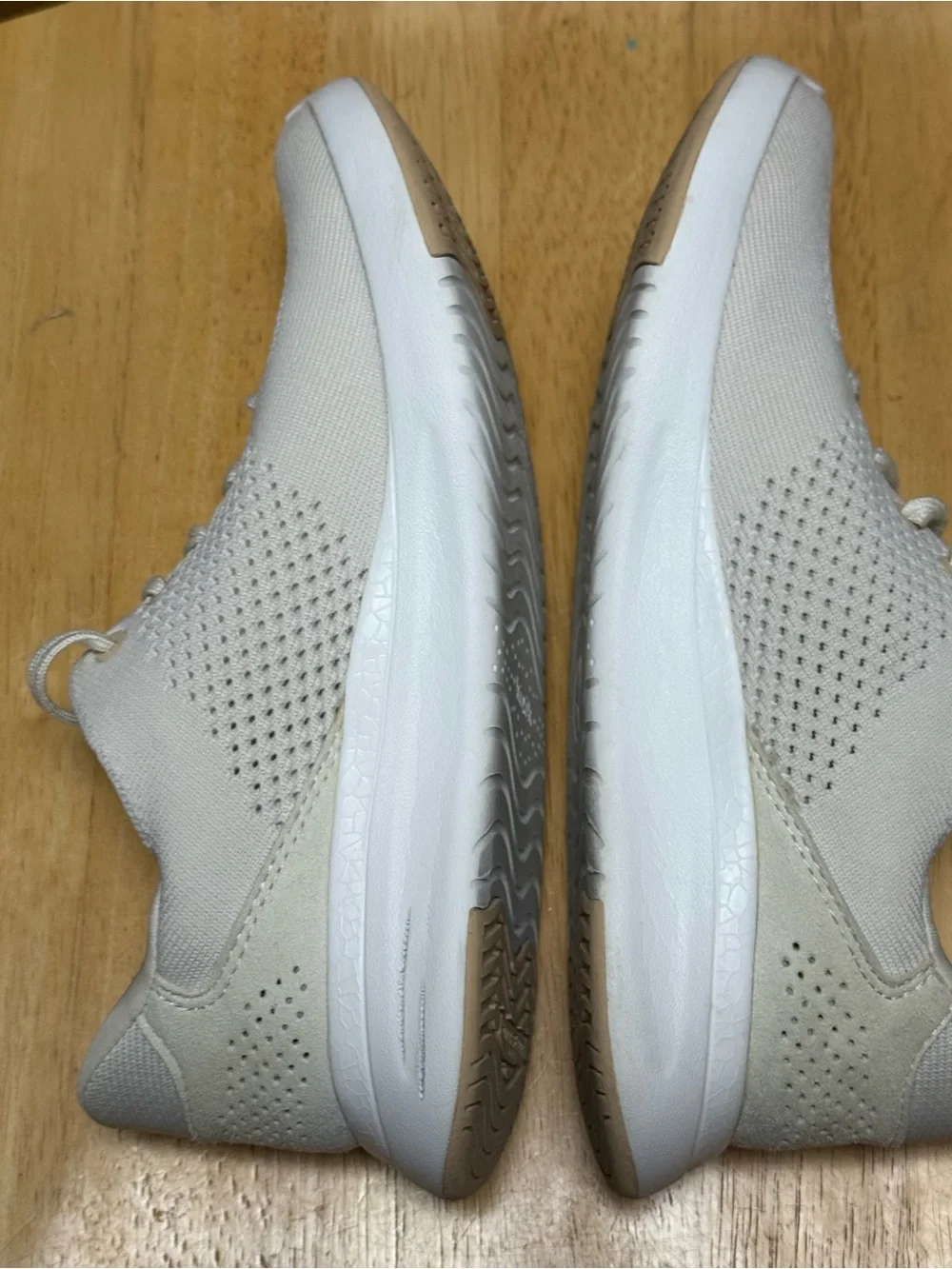 Kizik white crème hands free slip on sneakers shoes size 6.5 wide